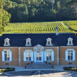 ✨Plongez dans l’univers du Château ✨

Tombé sous le charme de l’ancienne propriété du Baron Haussmann en 2010, Laurent Cisneros scelle son destin et celui de sa famille au Château de Rouillac. Il développe au fil du temps une gamme de grands vins dans lesquels on retrouve la finesse du terroir et le caractère de la famille Cisneros. 
 
“C’est un vrai projet de vie, familial, entrepreneurial et profondément humain ! J’ai besoin d’émotions et de les partager pour créer et avancer. On retrouve la nature et cette alchimie dans les vins du domaine” - Laurent Cisneros

👉 Retrouvez les vins du Château de Rouillac dans la boutique Maison Cisneros et sur notre site internet en livraison dans toute la France.

–

Cave du Château de Rouillac et boutique Maison Cisneros ouvertes du lundi au samedi.
📍 12 Chem. du 20 Août 1949, 33610 Canéjan
📧 contact@maisoncisneros.com
☎️ 05.57.12.84.63

#chateauderouillac #pessacleognan #bordeaux #maisoncisneros #famillecisneros #famillelaurentcisneros #vin #vinsdebordeaux #wine