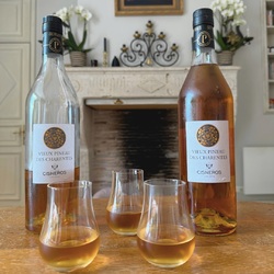 Un vieux Pineau des Charentes bien frais, s’il vous plaît ! 🧊
 
Profitez d’une halte charentaise pour cet été en dégustant notre Vieux Pineau des Charentes. Laissez-vous emporter par ses arômes de fruits secs, d’amande et de miel. Parfait pour vos apéritifs entre amis ou en dessert pour finir sur une touche rafraîchissante. ☀️
 
Vieux Pineau des Charentes blanc à déguster frais à (5°C), avec du fromage, des desserts, des fruits, des sorbets… 🥃
 
 
👉 Retrouvez les spiritueux de la Maison Cisneros en boutique ou sur notre site internet en livraison dans toute la France.
 
–
 
Boutique de la Maison Cisneros au Château de Rouillac ouverte du lundi au samedi et boutique en ligne.
📍 12 Chem. du 20 Août 1949, 33610 Canéjan
📧 contact@maisoncisneros.com
☎️ 05.57.12.84.63
 
⚠️ L’abus d’alcool est dangereux pour la santé, à consommer avec modération.
 
#maisoncisneros #famillecisneros #famillelaurentcisneros #epicerie #vinsdebordeaux #dadamania #espagne #charente #pessacleognan #cognac #spiritueux #vieuxpineau