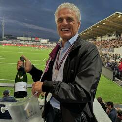 🏉 SAXV CHARENTE RUGBY 🏉 
 
La Maison Cisneros est heureuse d'intégrer pour cette nouvelle saison le club des partenaires du SAXV Charente Rugby, avec son champagne et ses vins pour partager dans la convivialité les valeurs et les émotions de cette belle équipe.
Une forme de retour aux sources pour Laurent Cisneros au stade Chanzy, où il jouait régulièrement dans les années 80 avec l'équipe 1ère de football de l’époque !
Bravo à toute l'équipe et aux dirigeants historiques du club pour la transformation réussie de ce beau stade, et pour l'attractivité sportive et économique qu'ils apportent à la Charente.
 
@saxv_charente_rugby 
@saxv_business_club 
 
#maisoncisneros #famillecisneros #cisneros #champagnelaurentcisnerosetfilles #champagne #legoutdetresoi #partenaires #rugby #prod2 #rugbyprod2 #saxv #angouleme